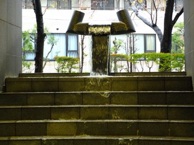 図研本社「豊穣の手」
