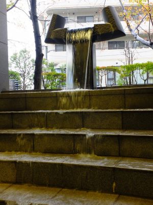 図研本社「豊穣の手」
