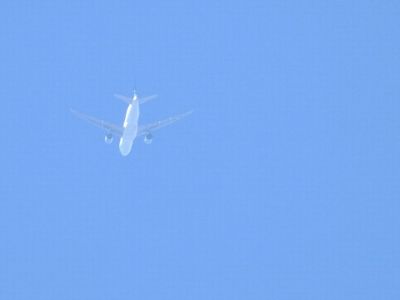 上空には飛行機が
