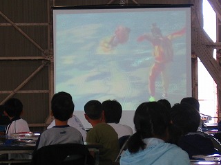 �X�N���[���Ɍ����邱�ǂ�����