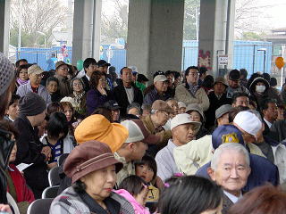 �t�F�X�^�ɏW�܂����n���̕��X