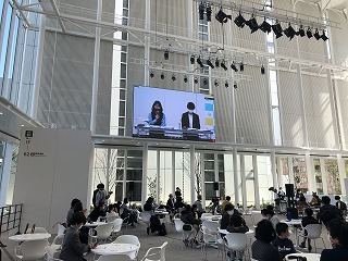 スクリーンに映る司会者