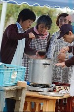 芋の苗植えイベント写真